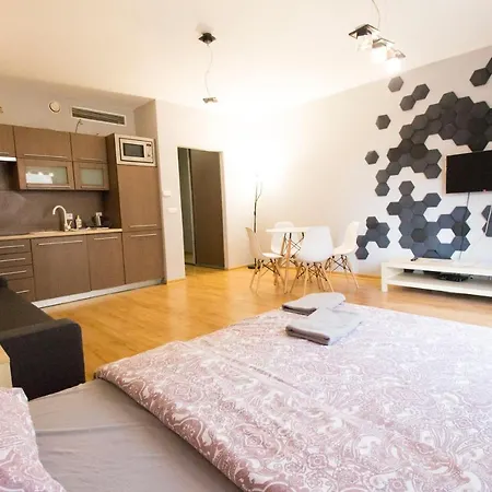 Happy - Just In Center アパート