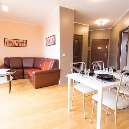 Happy - Just In Center アパート